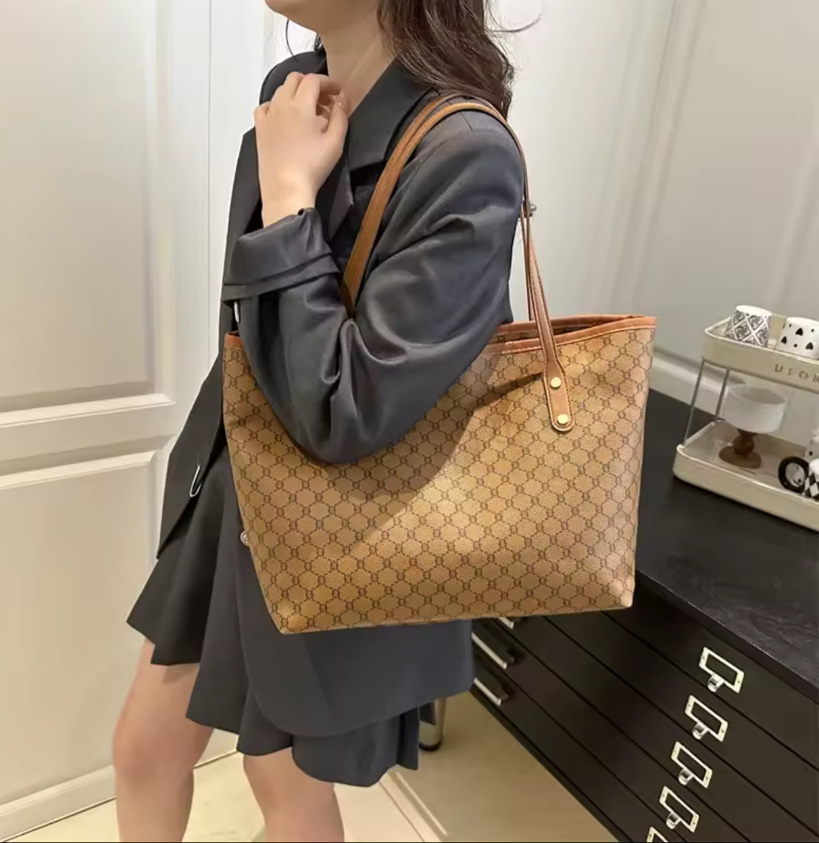 Large Capacity Commuter Women's Tote Bag Personality Mother-Child Fashion Trendy Soft Polyester Lining Zipper Closure Handbag